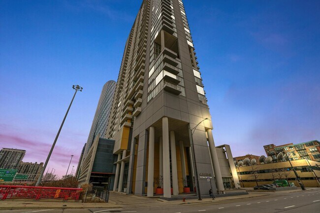 Foto del edificio - 737 W Washington Blvd