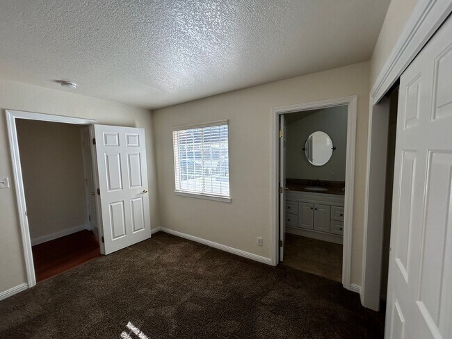 Foto del edificio - 3 bedroom 2 bathroom in SW Visalia