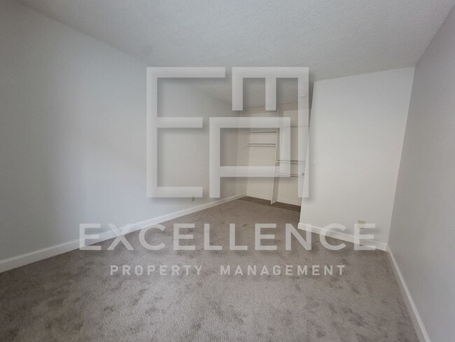 Building Photo - 2/1 With Private Patio, AC, Updated Kitche...
