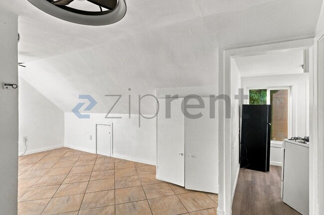 Building Photo - Unit 4
