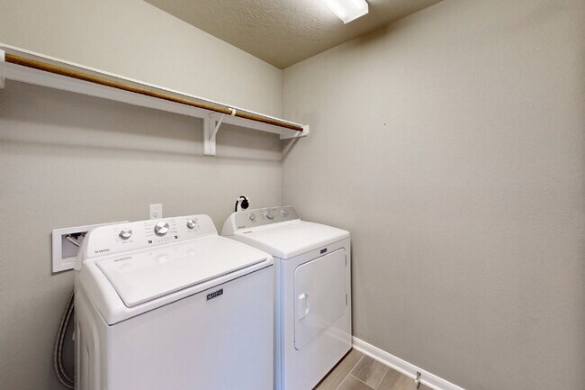 Foto del edificio - 3 Bedrooms | 2 Bathrooms | 1,454 SF | Built in 2017 | 2-Car Garage With Lawn Care included and al...