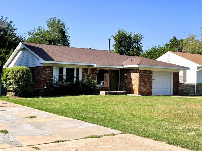 Building Photo - Cozy Home Near Shopping and Highway Access!