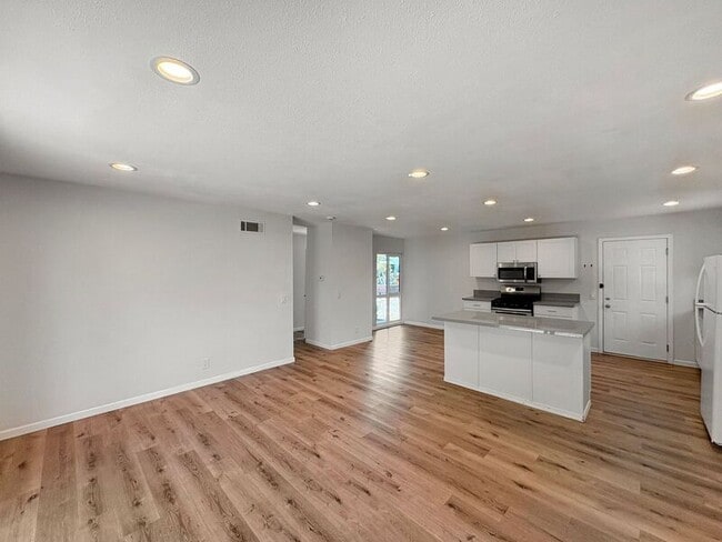 Building Photo - 552 Luna Dr