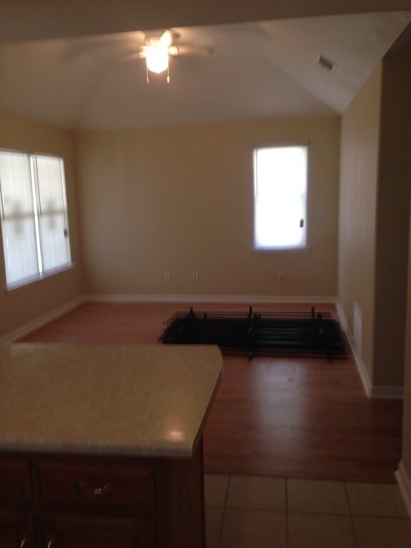 Building Photo - 3br 2 bath vaulted ceiling