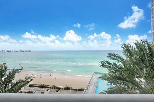 Foto del edificio - 15811 Collins Ave