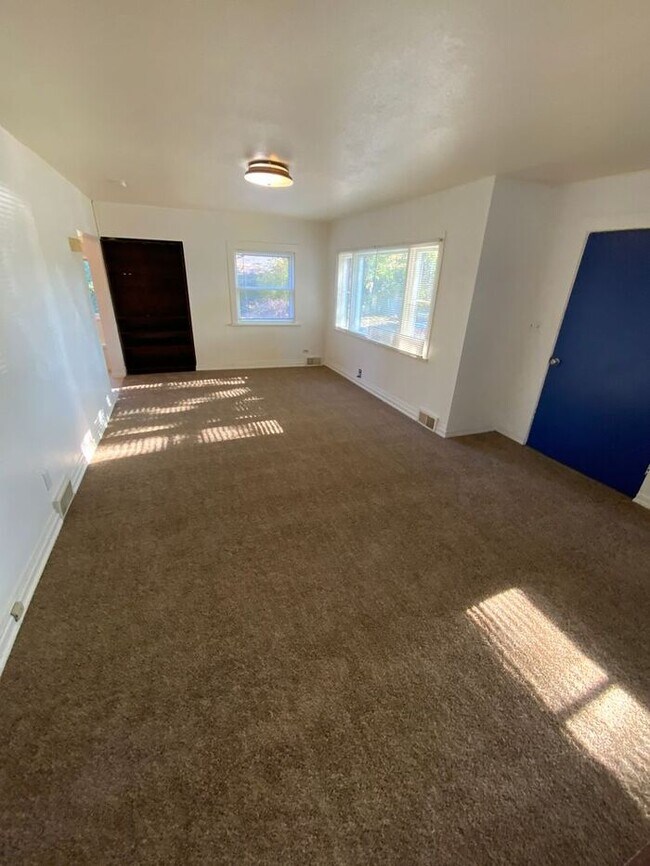 Building Photo - Available NOW!!! University Place HOME! 3bdr 2 bath