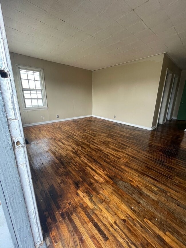 Building Photo - Darling 2 Bedroom in Nice Quiet Area