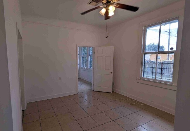 Building Photo - 2109 Mandeville St