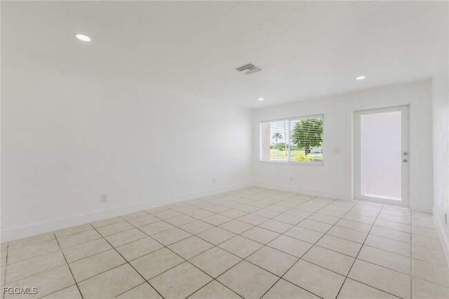 Foto del edificio - 1917 Cape Coral Pkwy W