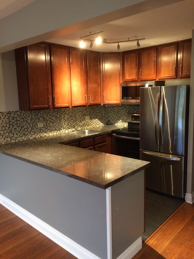Foto del edificio - 5850 Forest View Rd