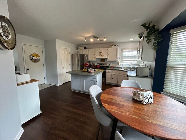 Building Photo - Welcome to this charming ranch-style home ...