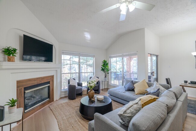 Foto del edificio - 8051 Bay Branch Dr