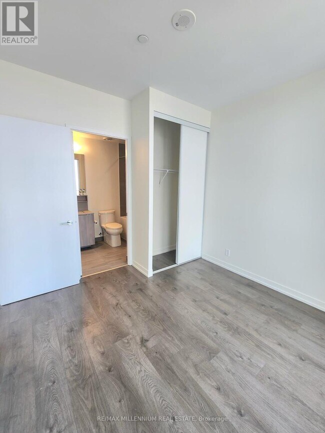 Photo du bâtiment - 950-3950 Portage Pkwy
