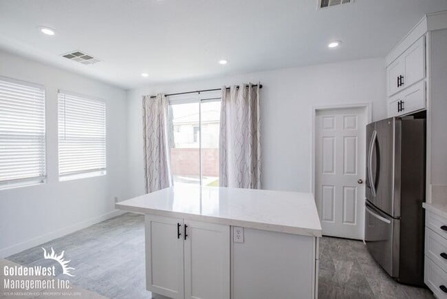 Building Photo - Beautifully Updated 3Bdm 2Ba Home with Modern Kitchen and Private Backyard