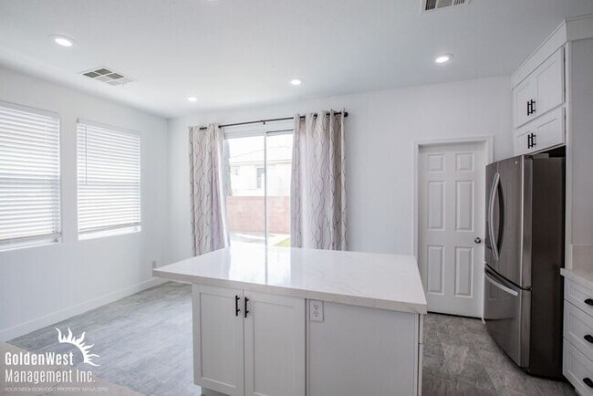 Foto del edificio - Beautifully Updated 3Bdm 2Ba Home with Modern Kitchen and Private Backyard