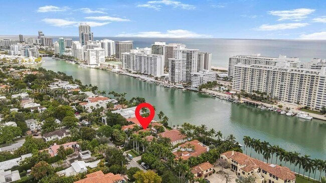 Foto del edificio - 5661 Pine Tree Dr