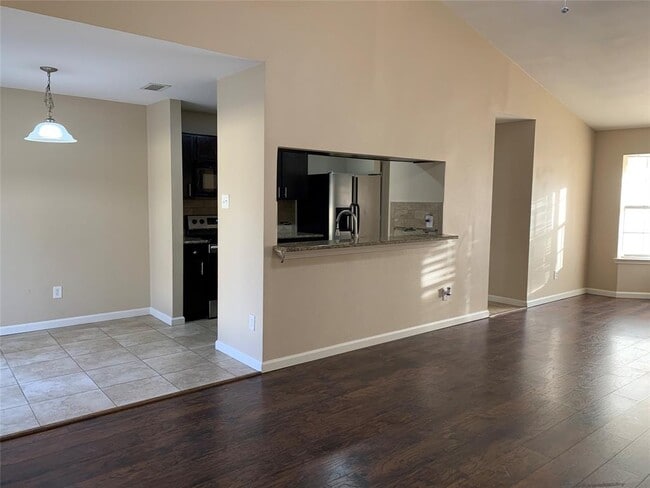 Building Photo - 2125 Highwood Dr