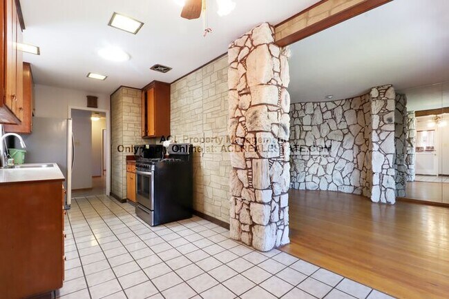 Building Photo - Beatiful Centrally located Hayward Home Fo...