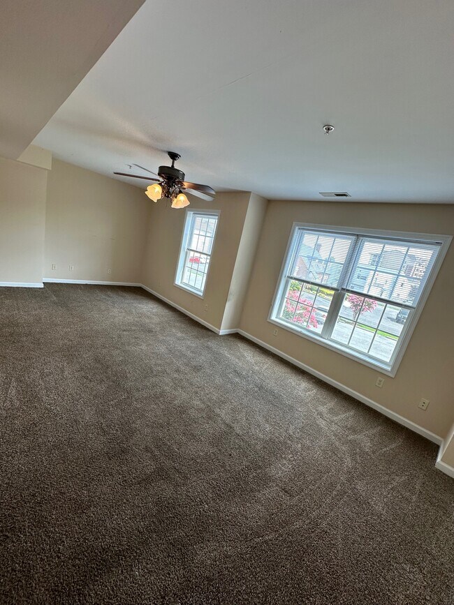 Foto del edificio - 550 Riverside Dr