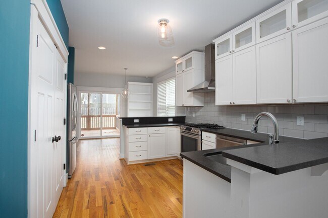 Foto del edificio - Downtown Durham Oasis! - Three Bedroom Home With Truly Unique Entire Top Floor Primary Suite