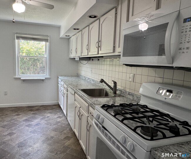 Foto del edificio - 223 Brittany Farms Rd
