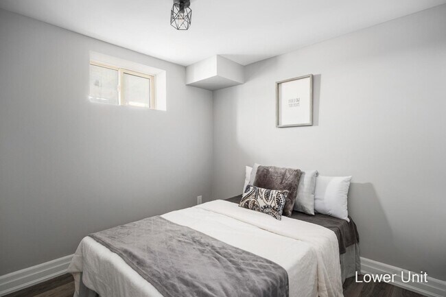 Photo du bâtiment - 2 Bed / 1 Bath in Kingston – All Utilities & Parking Included - $2,049/month