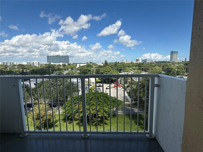 Foto del edificio - 2000 NE 135th St