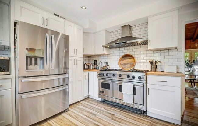 Foto del edificio - 6556 Greenbush Ave