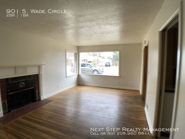 Building Photo - 2 bed 1 bath close to train depot