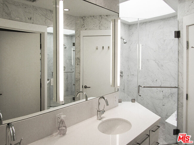 Foto del edificio - 4031 Hollyline Ave