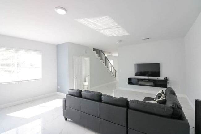 Building Photo - New Bright & Modern Townhome Centrally Loc...