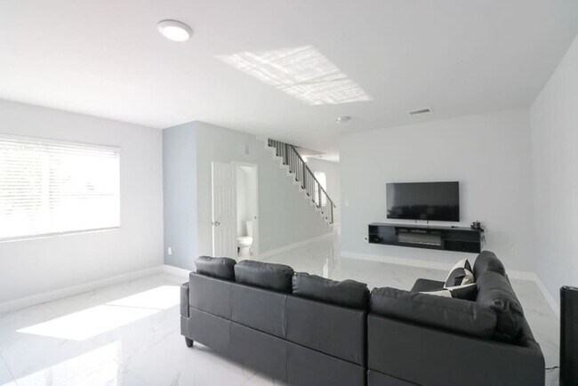 Foto del edificio - New Bright & Modern Townhome Centrally Loc...
