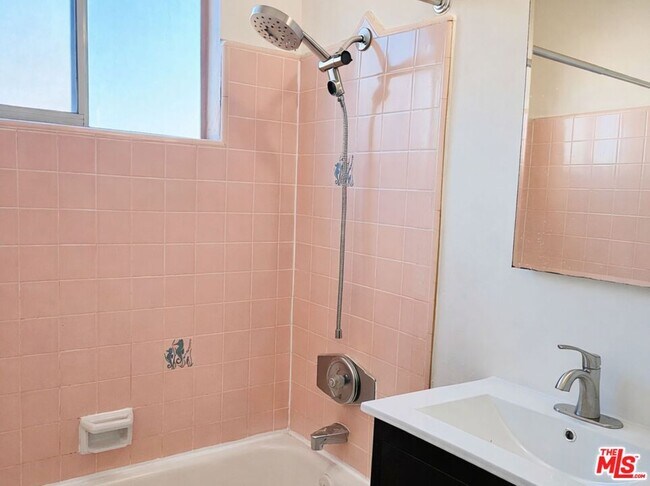 Foto del edificio - 1022 S Catalina St