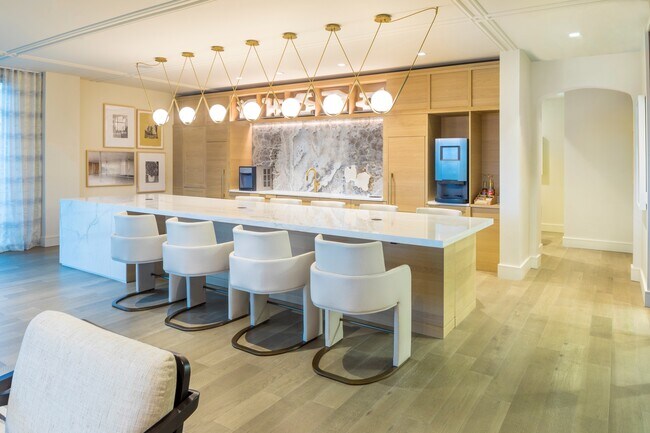 Cocina de demostración en el Clubroom, cafetería y dispensador de vino - Modera Cherry Creek