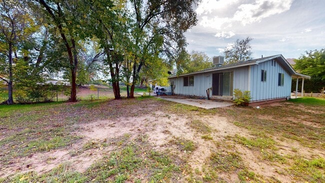 Building Photo - 2 bedroom duplex in quiet cul-de-sac