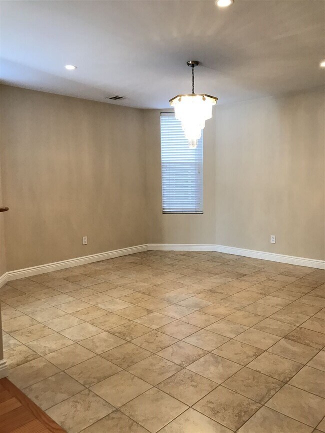 Foto del edificio - 102 Manhattan Ave