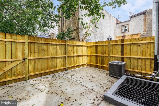 Building Photo - 2633 Annin St