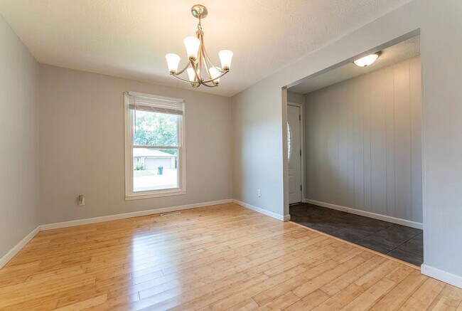 Foto del edificio - 3 Bed 2 Bath 2 Car Garage Home Available 07/01/2026!!