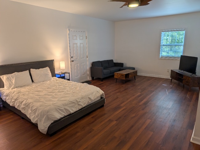 Foto del edificio - 5700 Miles Rd