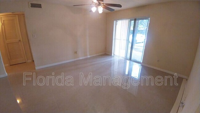 Building Photo - 733 Riverside Dr