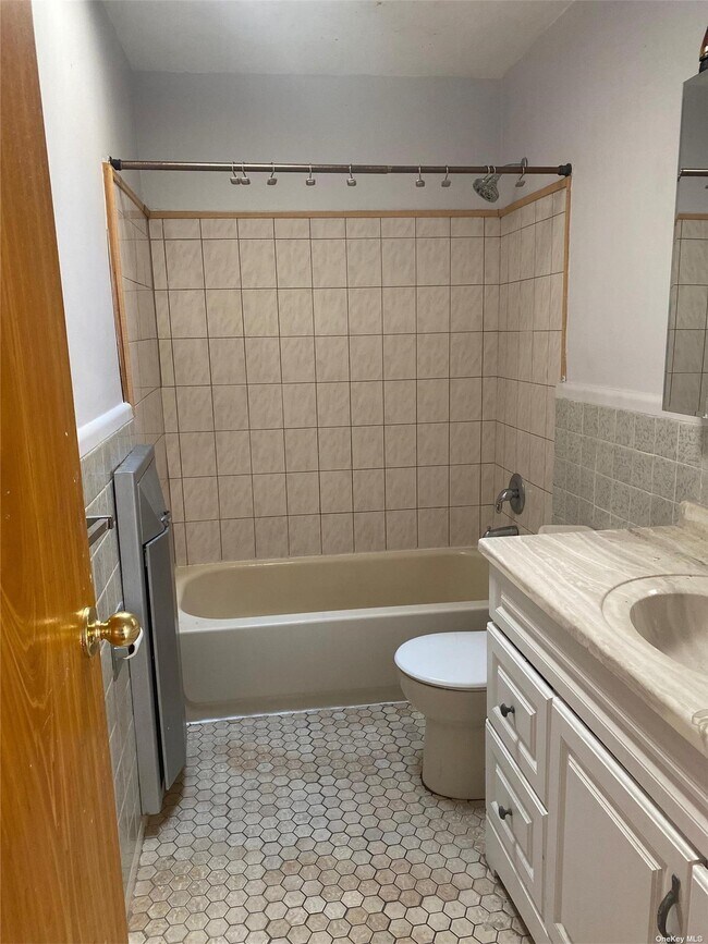Foto del edificio - 62-14 69th Ln