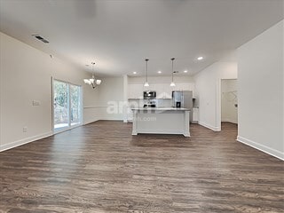 Building Photo - 611 E Lionel Rd