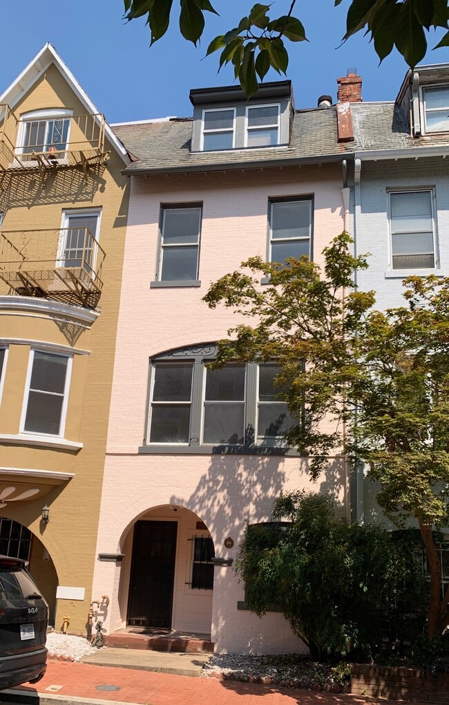 Foto del edificio - 1413 Hopkins St NW