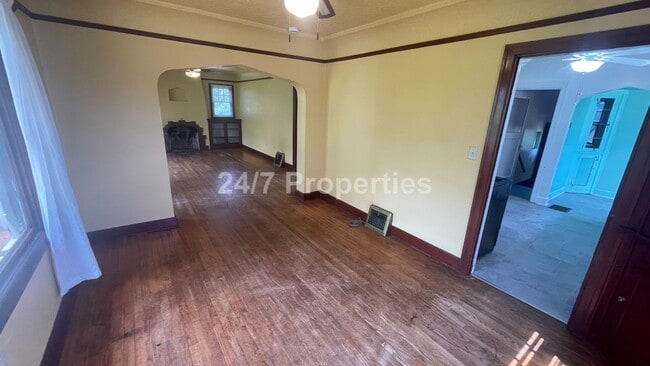 Foto del edificio - Rustic and Updated 3BD | 1.5 BA  Farmhouse with Large Shop!