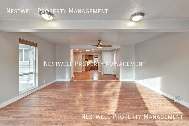 Building Photo - 910 E Carnation Dr