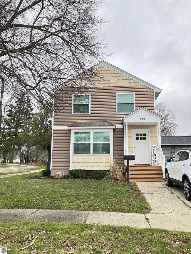 Building Photo - Spacious perfect location house steps from...