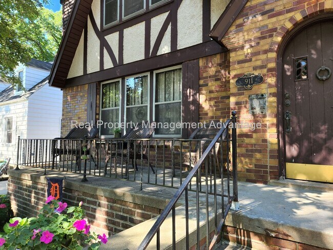 Building Photo - 911 Oakridge Ave