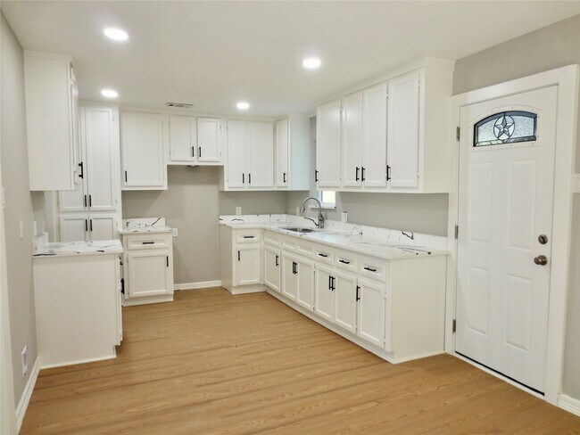 Foto del edificio - 2722 Parker Rd