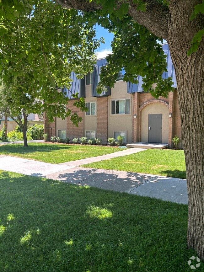 Building Photo - 140 800 E