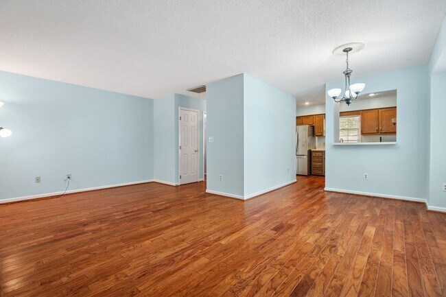 Foto del edificio - Wonderful in Woodcroft!  Coming Mid July! ...